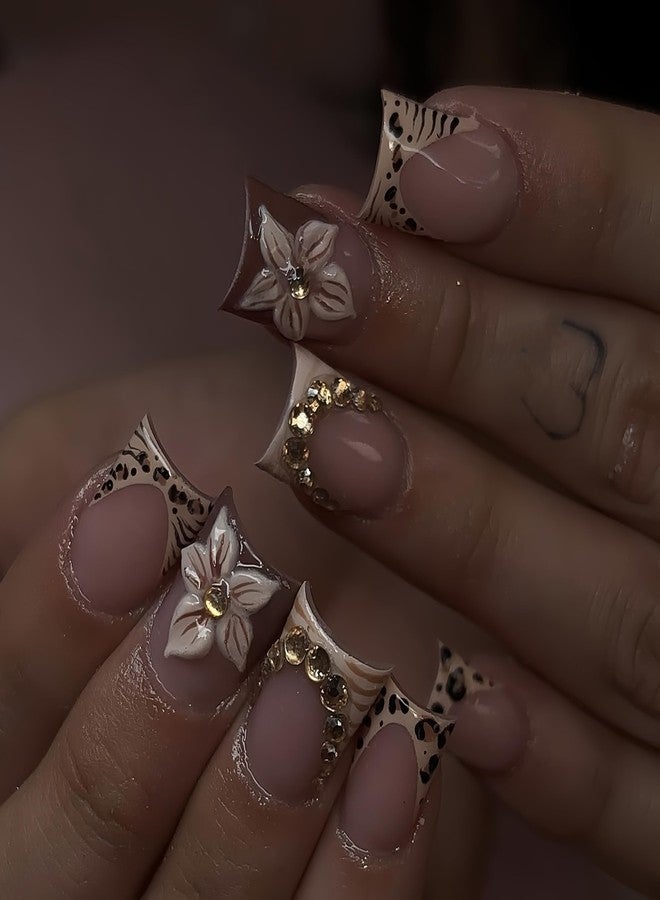٢٤ قطعة من أظافر صناعية قصيرة مربعة الشكل مزينة بزهور بنية اللون، بتصميم فرنسي لامع، مزينة بزهور ثلاثية الأبعاد وأحجار الراين، بنقشة جلد النمر، مناسبة كطقم مانيكير نسائي. - Image 2
